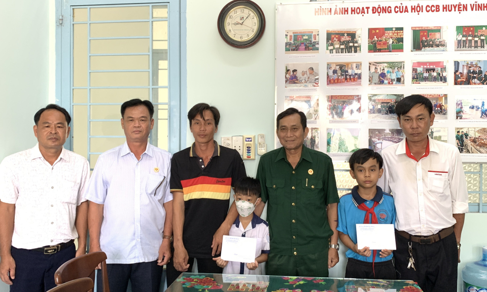 Vĩnh Hưng trao học bổng cho con, em cựu chiến binh vượt khó học giỏi