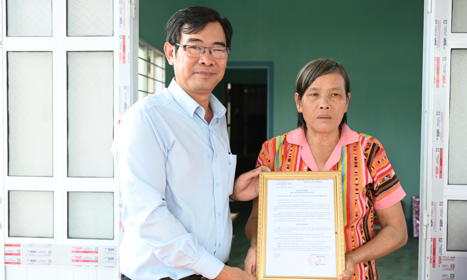 Bến Lức bàn giao 2 căn nhà Đại đoàn kết