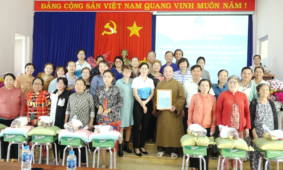 Đức Hòa tặng 200 phần quà cho hội viên phụ nữ có hoàn cảnh khó khăn