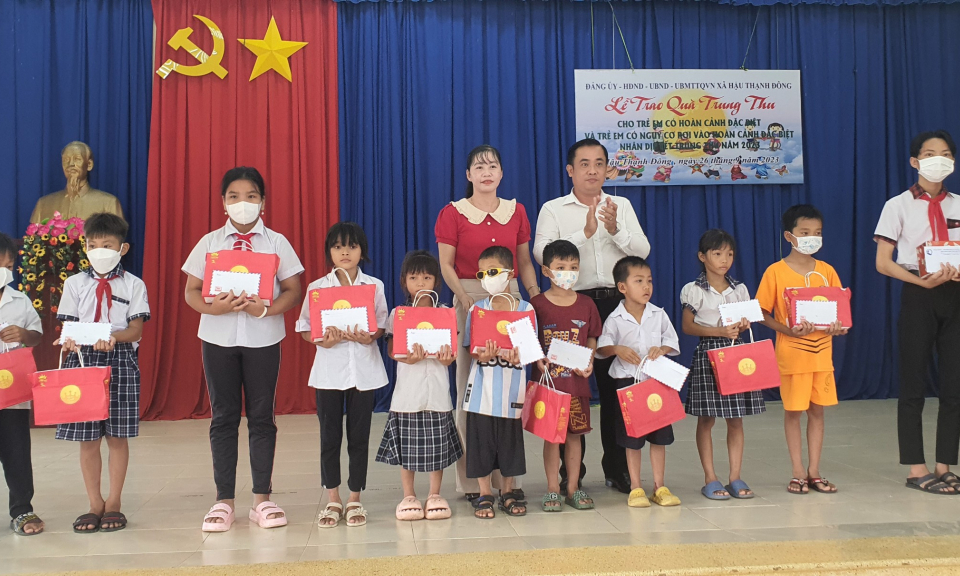  Chủ tịch UBND huyện Tân Thạnh tặng quà Trung thu cho trẻ em đặc biệt khó khăn