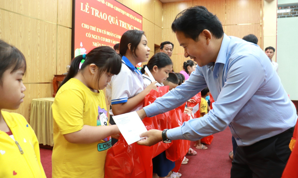 Huyện Cần Đước trao quà Trung thu cho trẻ em có hoàn cảnh đặc biệt
