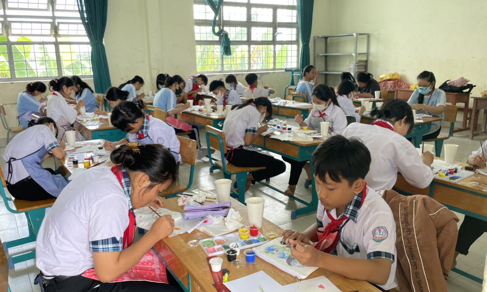 Sôi nổi cuộc thi vẽ tranh canvas “Em yêu thiên nhiên đất ngập nước Láng Sen” tại huyện Tân Hưng