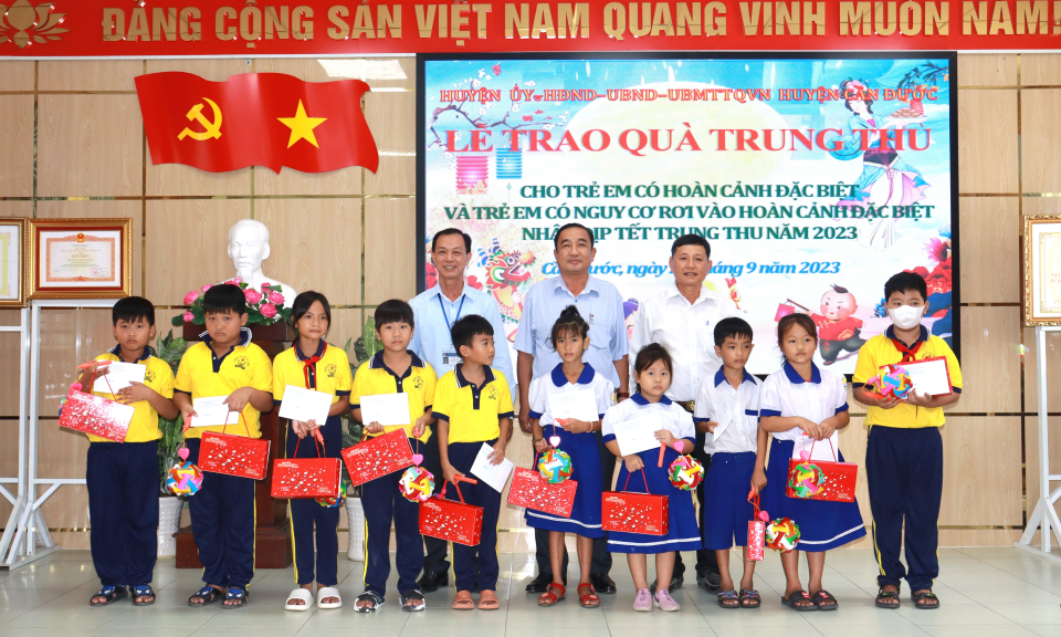 Phó Bí thư Thường trực Huyện ủy Cần Đước tặng quà Trung thu cho trẻ em có hoàn cảnh đặc biệt