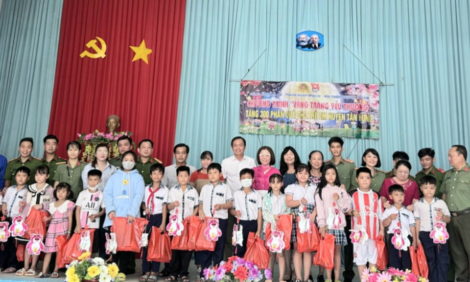 Công an tỉnh Long An tổ chức Chương trình “Vầng trăng yêu thương” tại huyện Tân Hưng 