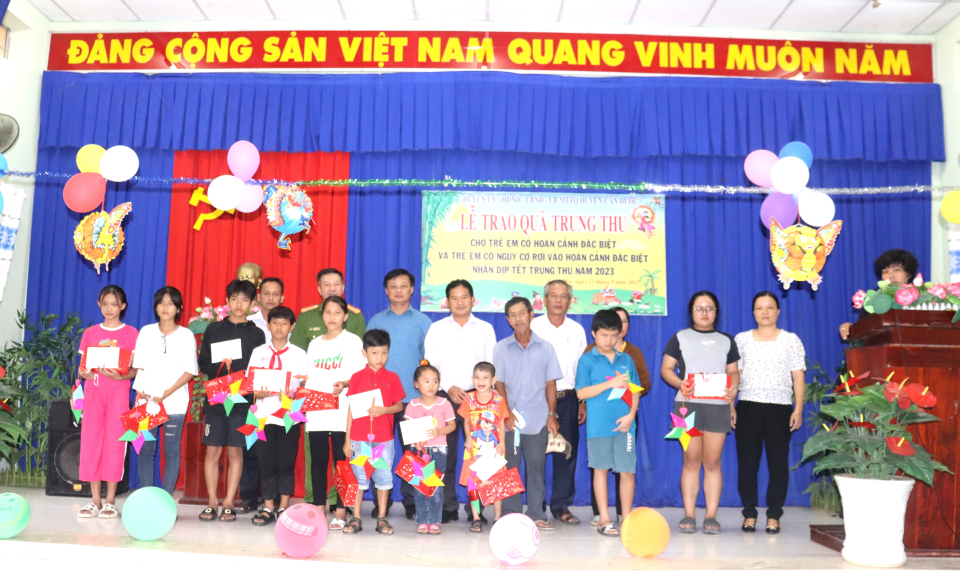 Bí thư Huyện ủy Cần Đước - Nguyễn Tuấn Thanh trao quà Trung thu cho trẻ em có hoàn cảnh đặc biệt tại Long Hòa