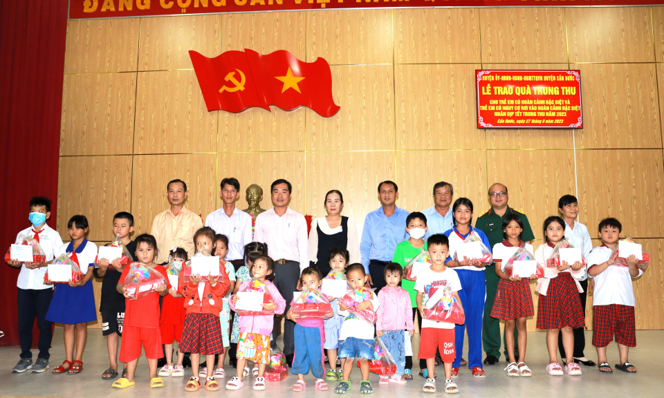 Quyền Chủ tich UBND huyện Cần Đước tặng quà Trung thu cho trẻ em có hoàn cảnh đặc biệt