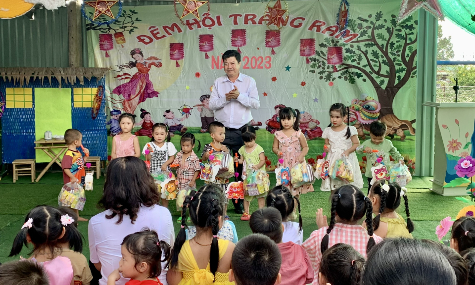 Phó Bí thư Thường trực Huyện ủy Châu Thành dự Trung thu tại Trường mầm non Thị trấn Tầm Vu và mẫu giáo Dương Xuân Hội