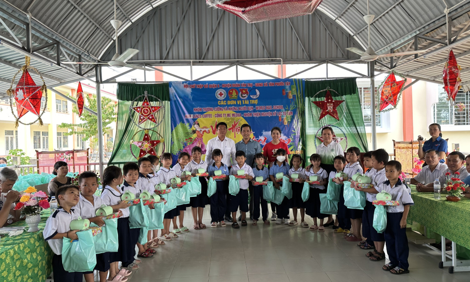 Bí thư Huyện uỷ Tân Trụ vui Trung thu cùng học sinh Trường Tiểu học Tân Phước Tây