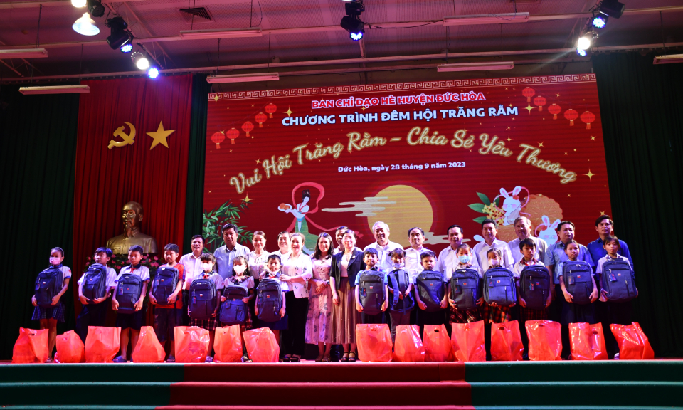 Đức Hòa tổ chức chương trình "Đêm hội trăng rằm" cho trẻ em khó khăn
