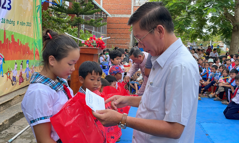 Lãnh đạo huyện Tân Hưng trao quà Trung thu cho trẻ em nghèo các xã, thị trấn
