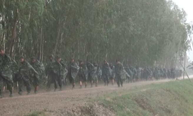 Đại đội Bộ binh huyện Tân Hưng hoàn thành tốt hội thi hành quân bộ