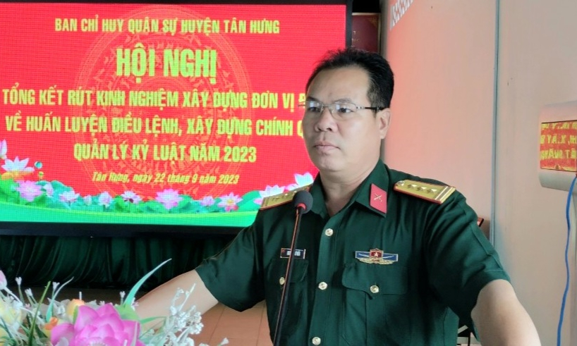 Ban Chỉ huy Quân sự huyện Tân Hưng rút kinh nghiệm xây dựng đơn vị điểm về huấn luyện điều lệnh, xây dựng chính quy, quản lý kỷ luật năm 2023