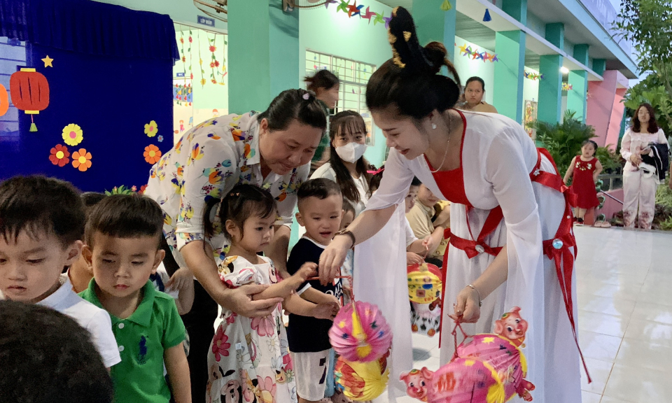 Tân Hưng nhóm Thiện nguyện Ước mơ xanh tặng quà Trung thu cho trẻ em vùng sâu 