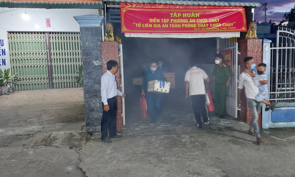 Huyện Châu Thành diễn tập phương án chữa cháy và cứu nạn cứu hộ  tại Tổ liên gia an toàn phòng cháy chữa cháy