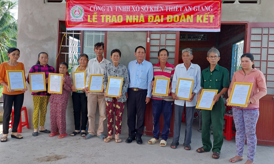 Công ty Xổ số kiến thiết An Giang trao tặng 10 căn nhà Đại đoàn kết cho hộ nghèo tại huyện Châu Thành