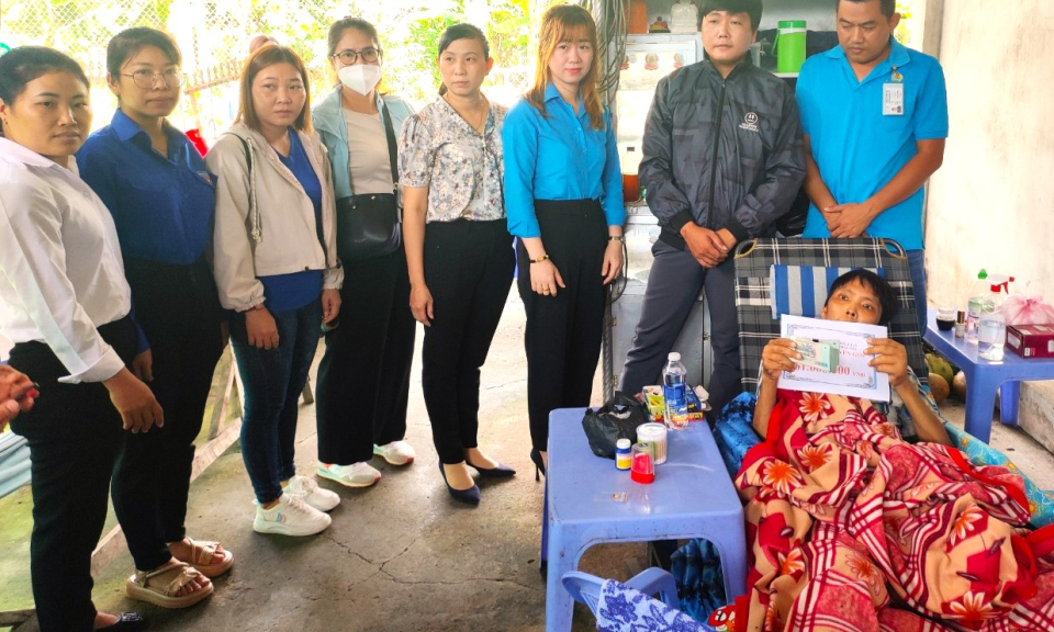 Cần Đước hỗ trợ 61 triệu đồng cho công nhân bị bệnh hiểm nghèo