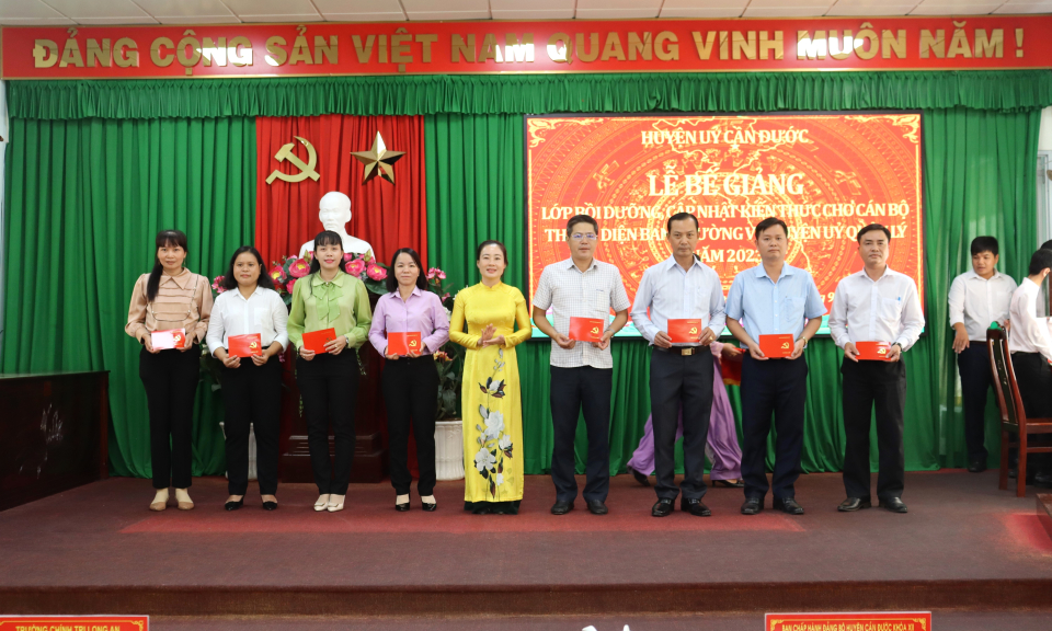Huyện ủy Cần Đước bế giảng lớp bồi dưỡng, cập nhật kiến thức cho cán bộ