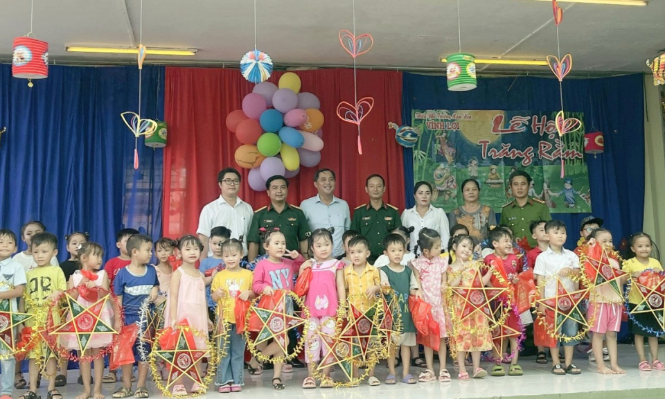 Đoàn cơ sở Ban Chỉ huy Quân sự huyện Tân Hưng tặng quà Trung thu cho các em thiếu nhi