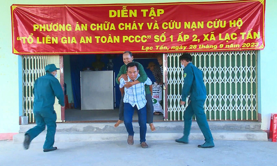 Xã Lạc Tấn, huyện Tân Trụ diễn tập phương án chữa cháy và cứu nạn, cứu hộ