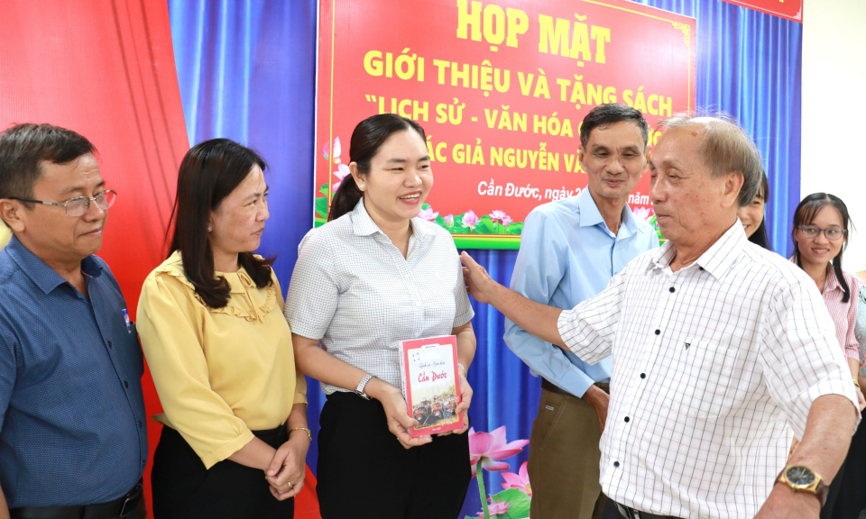 Ông Nguyễn Văn Đông - Nguyên Bí thư Huyện ủy Cần Đước giới thiệu và tặng sách “Lịch sử - Văn hoá Cần Đước”