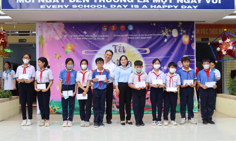 Trường Đại học Khoa học Xã hội và Nhân văn Thành phố Hồ Chí Minh tổ chức Tết Trung thu cho học sinh xã Tân Ân, huyện Cần Đước