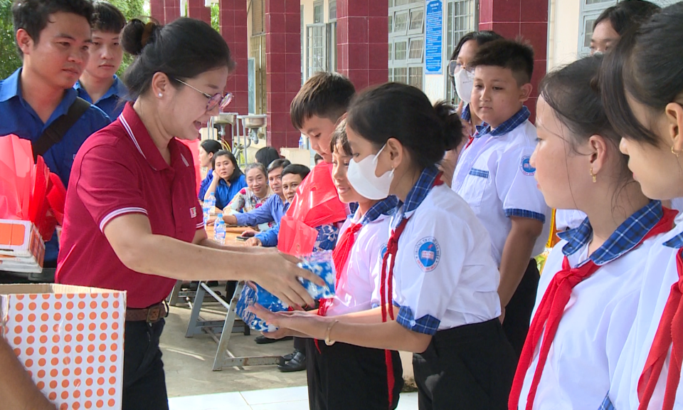 Ấm áp trung thu biên giới