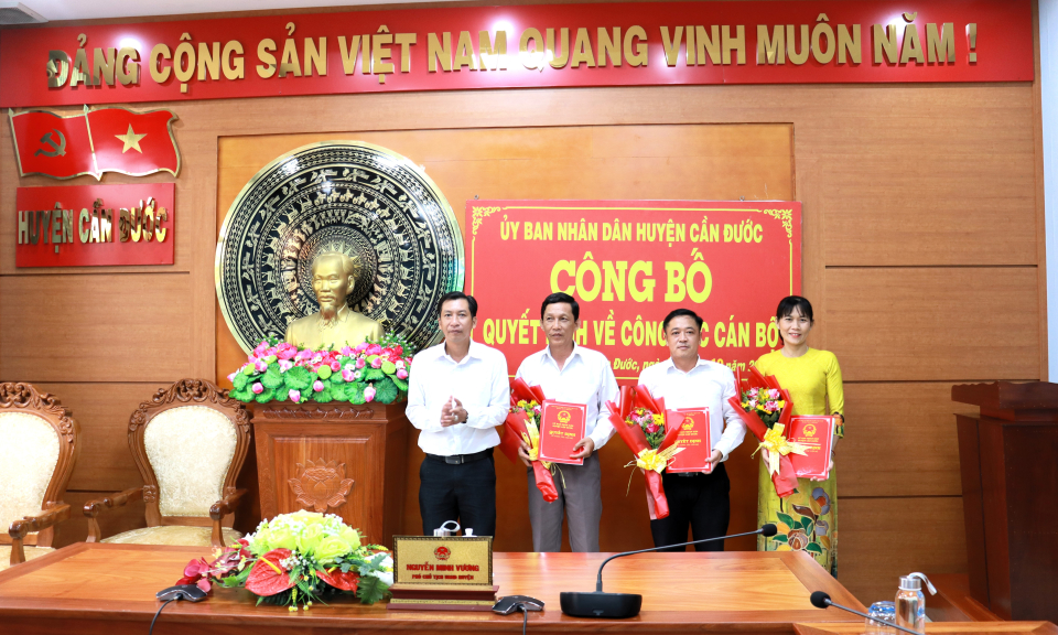 UBND huyện Cần Đước trao quyết định công tác cán bộ