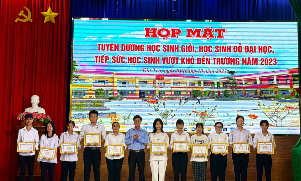 Tân Trụ tuyên dương học sinh giỏi, học sinh đỗ Đại học và tiếp sức học sinh vượt khó đến trường