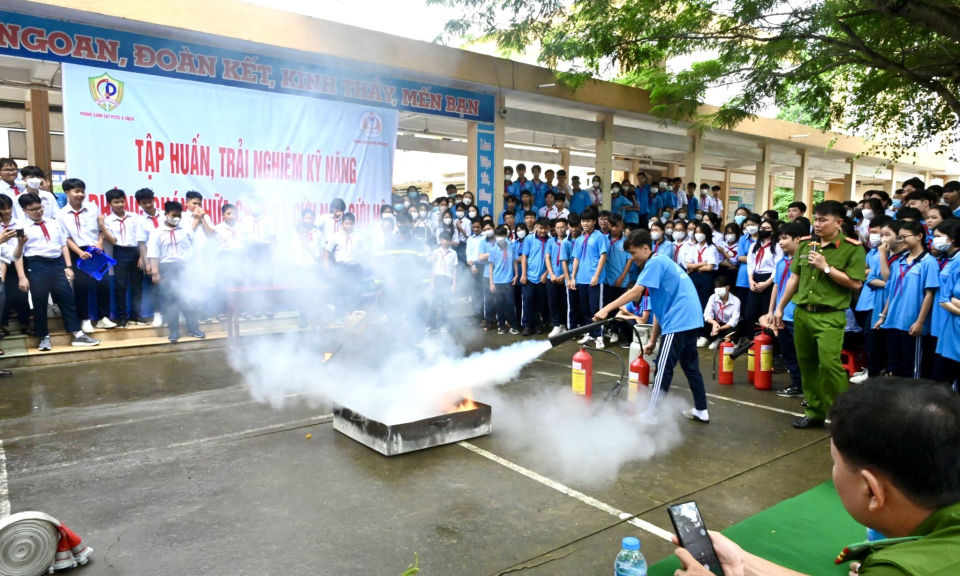 Bến Lức: Học sinh trường THCS Nguyễn Trung Trực trãi nghiệm kỹ năng phòng cháy chữa cháy - cứu nạn cứu hộ (PCCC - CNCH)