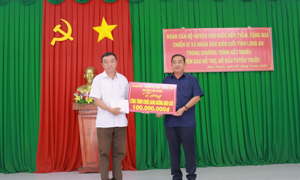 Cần Đước tặng quà, trao  kinh phí “Tuyến sau hỗ trợ, đỡ đầu tuyến trước” tại các xã của huyện biên giới
