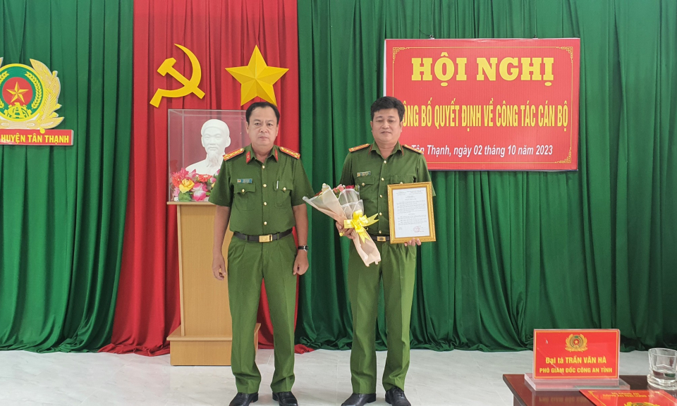 Công an tỉnh công bố Quyết định điều động cán bộ tại huyện Tân Thạnh