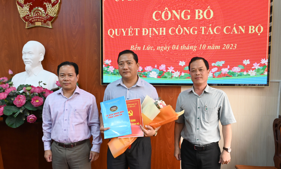 Bến Lức trao Quyết định phê chuẩn Phó Chủ tịch UBND huyện