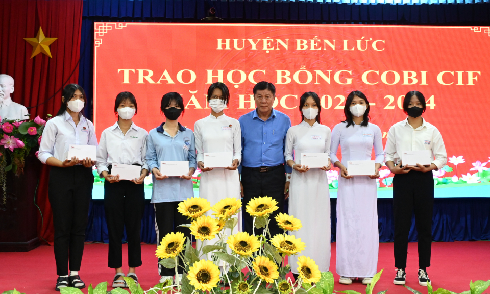 Bến Lức: Tập đoàn COBI CIF trao học bổng cho học sinh, sinh viên vượt khó năm học 2023 - 2024