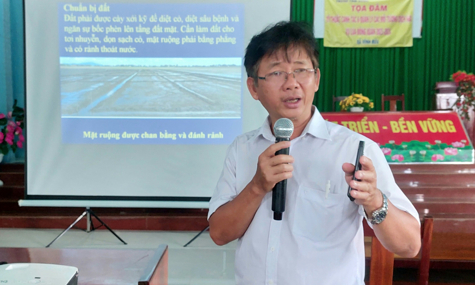 Tân Hưng: Tọa đàm kỹ thuật canh tác và quản lý các đối tượng dịch hại trên cây lúa vụ đông xuân 2023 - 2024