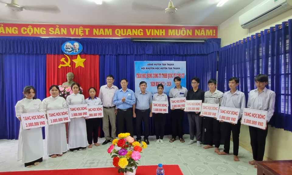 Tân Thạnh trao học bổng Công ty TNHH Cobi Cif cho học sinh, sinh viên hiểu học