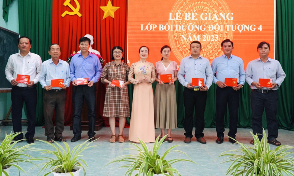 Cần Giuộc bế giảng lớp bồi dưỡng cập nhật kiến thức đối tượng 4 năm 2023