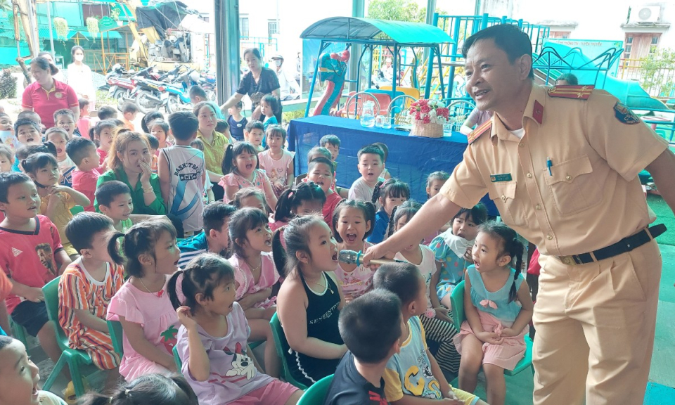 Công An thành phố Tân An tổ chức chuyên đề “Giáo dục an toàn giao thông”