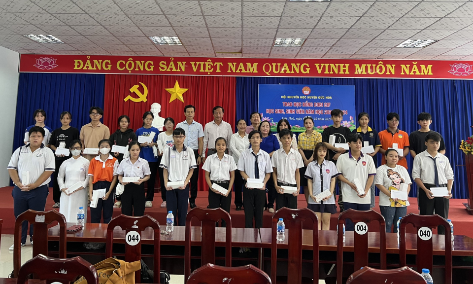 Đức Hòa trao gần 100 triệu đồng tiền học bổng cho học sinh, sinh viên