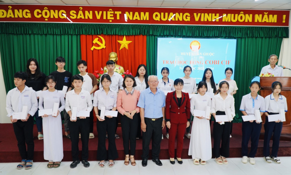 Cần Giuộc tặng học bổng COBI CIF cho học sinh, sinh viên có hoàn cảnh khó khăn