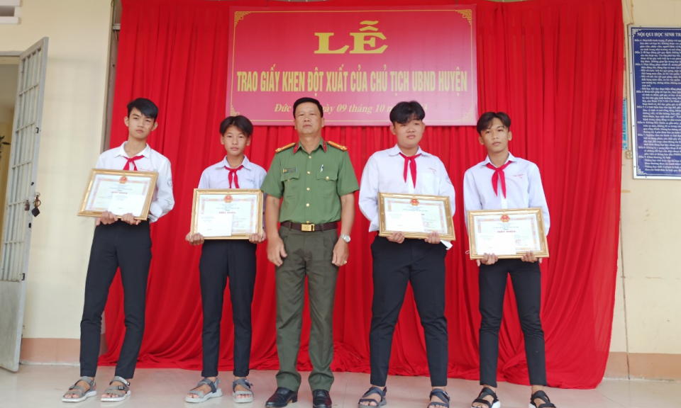 Tân Trụ khen thưởng học sinh có thành tích trong công tác vận động, thu hồi vũ khí, vật liệu nổ, công cụ hỗ trợ