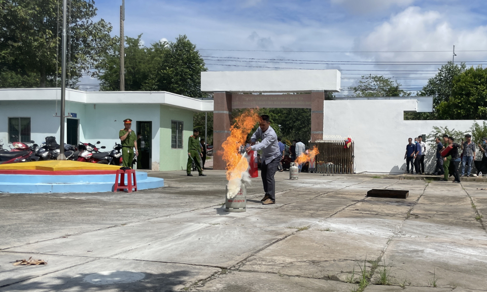 Tân Hưng tuyên truyền, trải nghiệm, thực hành chữa cháy và cứu nạn, cứu hộ