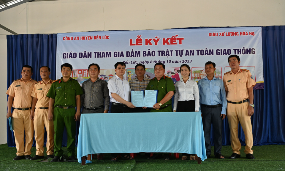 Bến Lức ký kết tuyên truyền, phổ biến, giáo dục, vận động Giáo dân tham gia đảm bảo trật tự an toàn giao thông