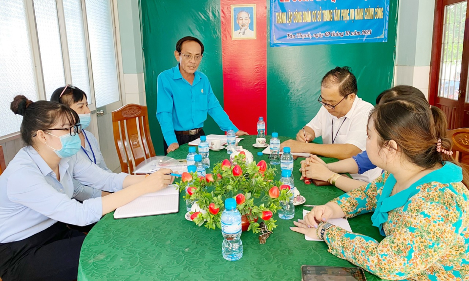 Tân Thạnh công bố quyết định thành lập công đoàn cơ sở Trung tâm phục vụ Hành chính công