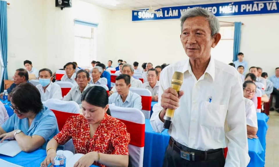 Điện lực Huyện Cần Giuộc báo cáo kết quả tại buổi tiếp xúc cử tri của Đoàn đại biểu Quốc hội tỉnh 