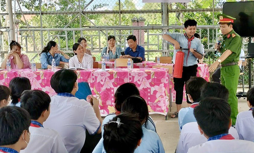 Tân Thạnh trang bị kỹ năng chữa cháy và cứu nạn, cứu hộ cho học sinh