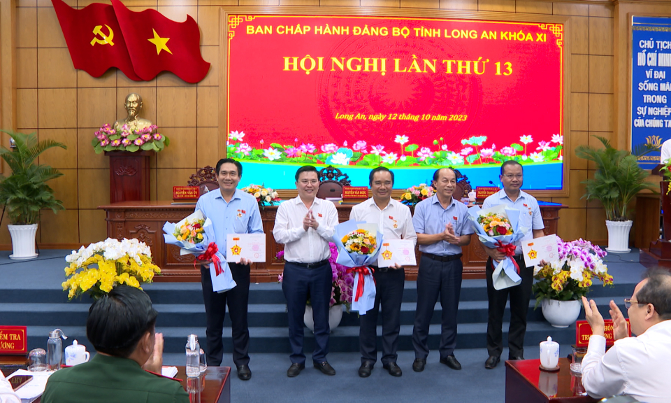 Long An có 9 đồng chí được được tặng Kỷ niệm chương “Vì sự nghiệp công tác tổ chức xây dựng Đảng”