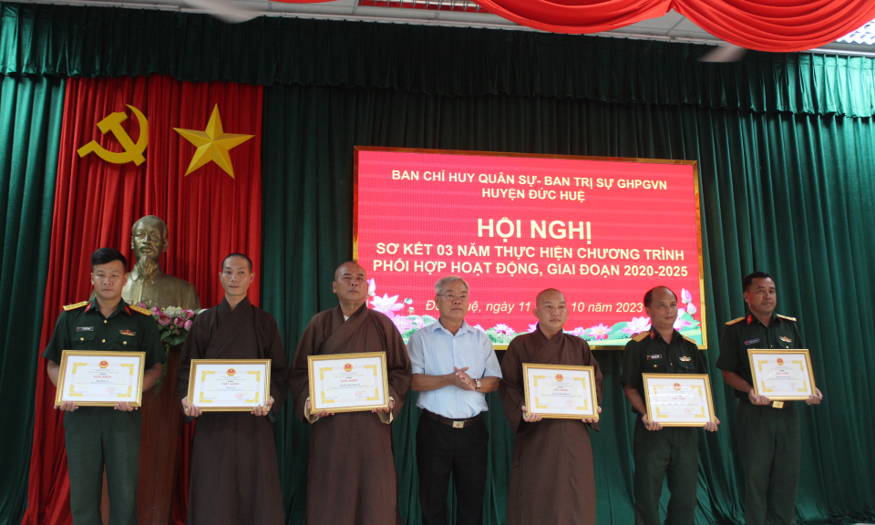Đức Huệ sơ kết 3 năm thực hiện chương trình phối hợp hoạt động giữa Ban CHQS huyện với Ban Trị sự GHPGVN huyện.