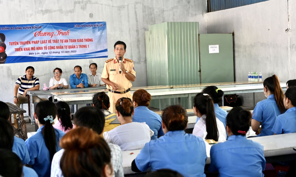 Bến Lức đẩy mạnh tuyên truyền pháp luật về an toàn giao thông cho công nhân, người lao động