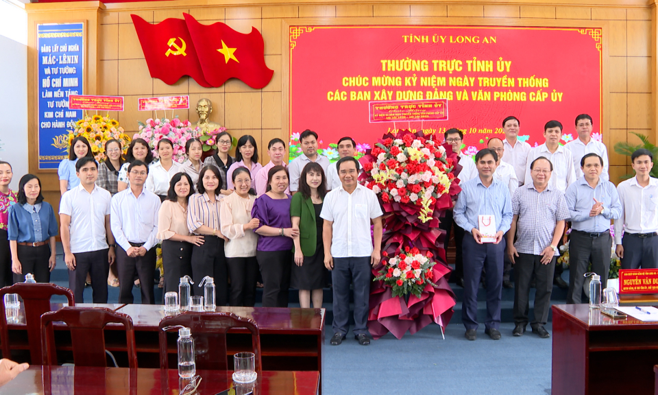 Thường trực Tỉnh ủy chúc mừng ngày truyền thống các ban xây dựng Đảng và văn phòng Cấp ủy.