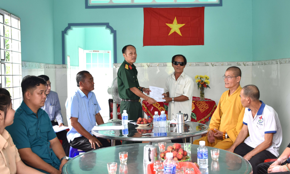 Tân Thạnh trao nhà tình nghĩa Quân - Dân